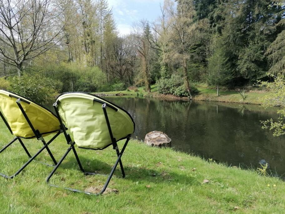 Chalet En Pleine Nature Au Bord D'Un Etang Lanvallay Exterior photo