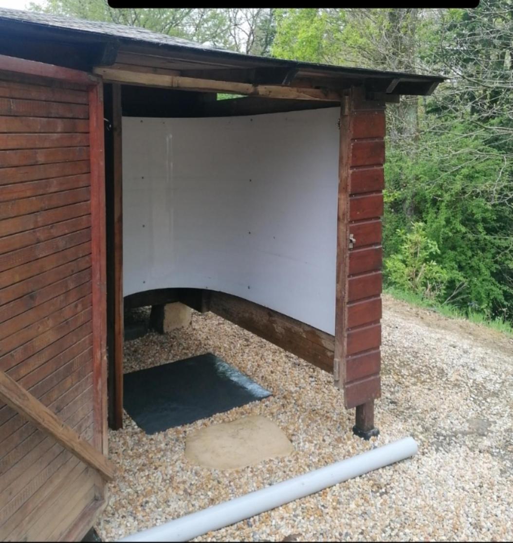 Chalet En Pleine Nature Au Bord D'Un Etang Lanvallay Exterior photo